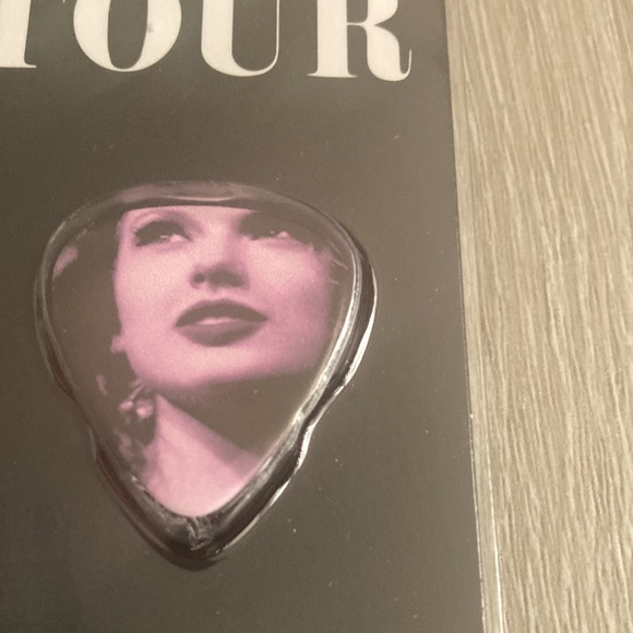 Taylor Swift Guita Picks - Picture 3 of 8